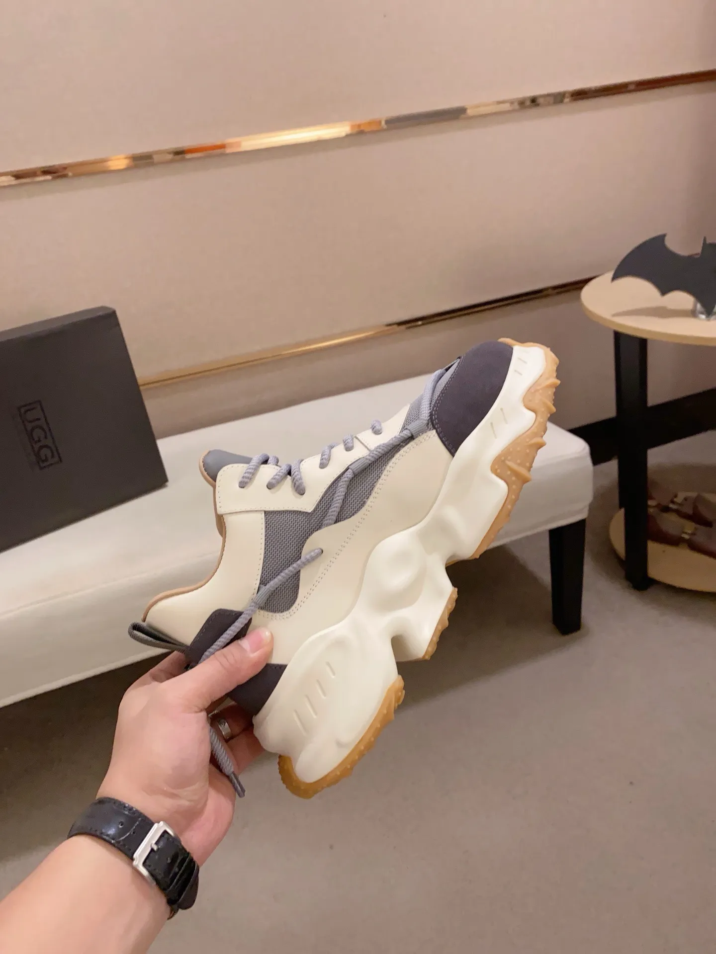 Factory price: 760💰(high-end goods) UGG❄️❄️The latest fashionable men's shoes👟 1:1⃣️Quality, fabric: high-end quality first-layer cowhide imported from Europe. Lining: wool lining, sole: pure imported foam outsole. ❤️High-end goods, fine workmanship, trendy and fashionable. The fit is very classy. If you know the goods, you will not be able to refuse😍😍Number of codes: 39-44